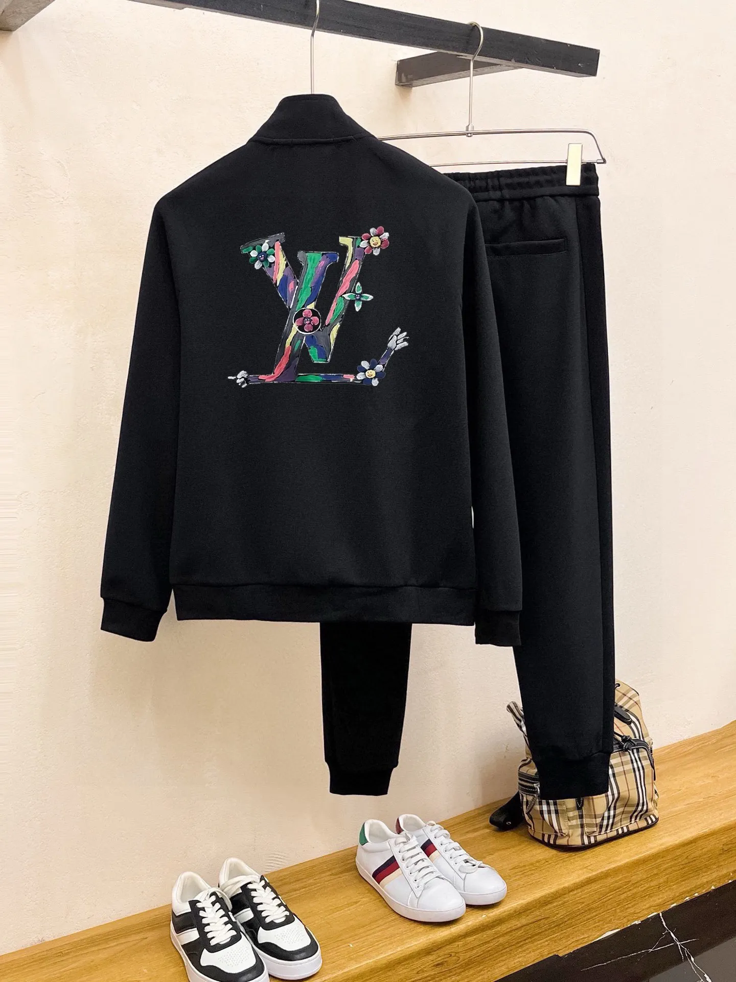 🅿️420 direct batch [LV Louis Vuitton] (Fat Man Gospel) hot-selling suit is coming. Focus on the original version of the official website. 2025 new hot-selling cardigan and sweatshirt suit. The original order is the best. 🇭🇰The meticulous work of top designers. Just for a fitting and perfect upper body effect. 100% natural high-quality Roman cotton, close-fitting comfort, noble and elegant! Original hardware embodies elegance and nobility! Counter size: M-5XL (maximum wear up to 220 pounds)